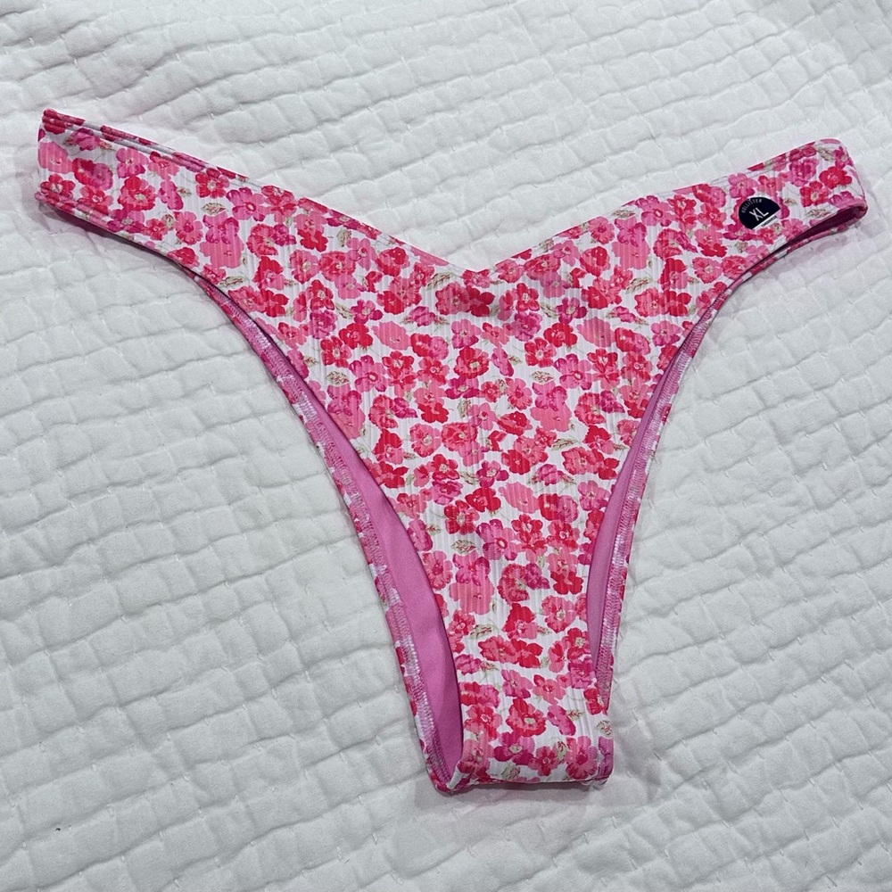 NWOT - Hollister super high cut -v-waist bikini bottom - size XL